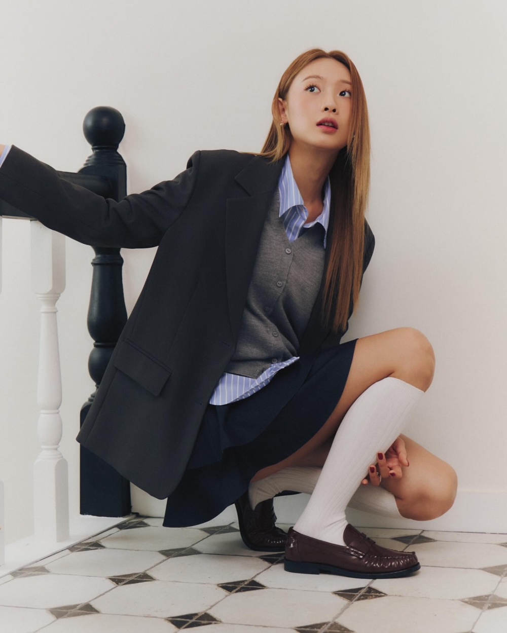 以同色系西裝外套搭配百褶短裙,上半身可以是襯衫、T恤、針織衣等等