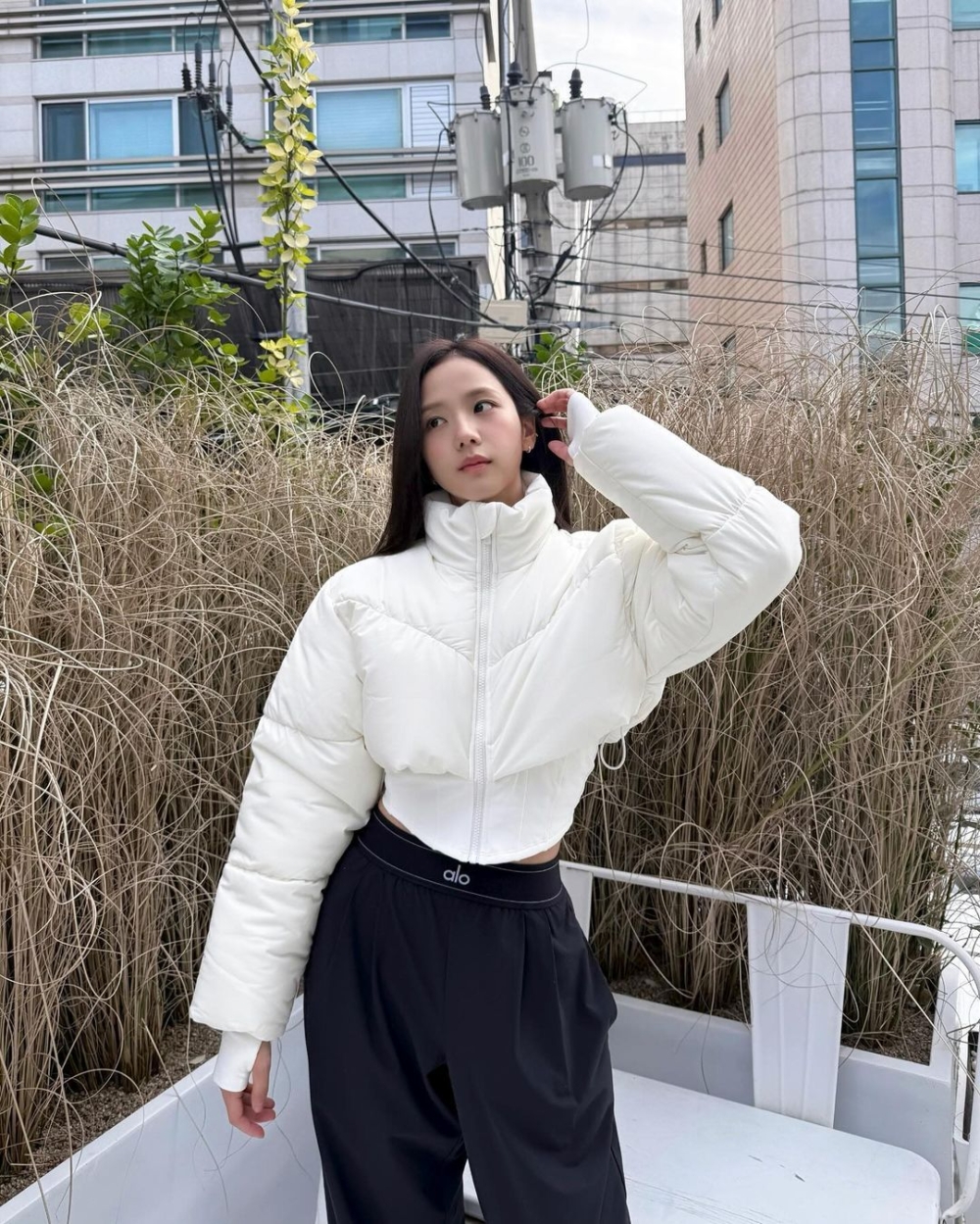 Jisoo上身一件白色短版的羽絨外套,蓬鬆的輪廓看起來非常有造型