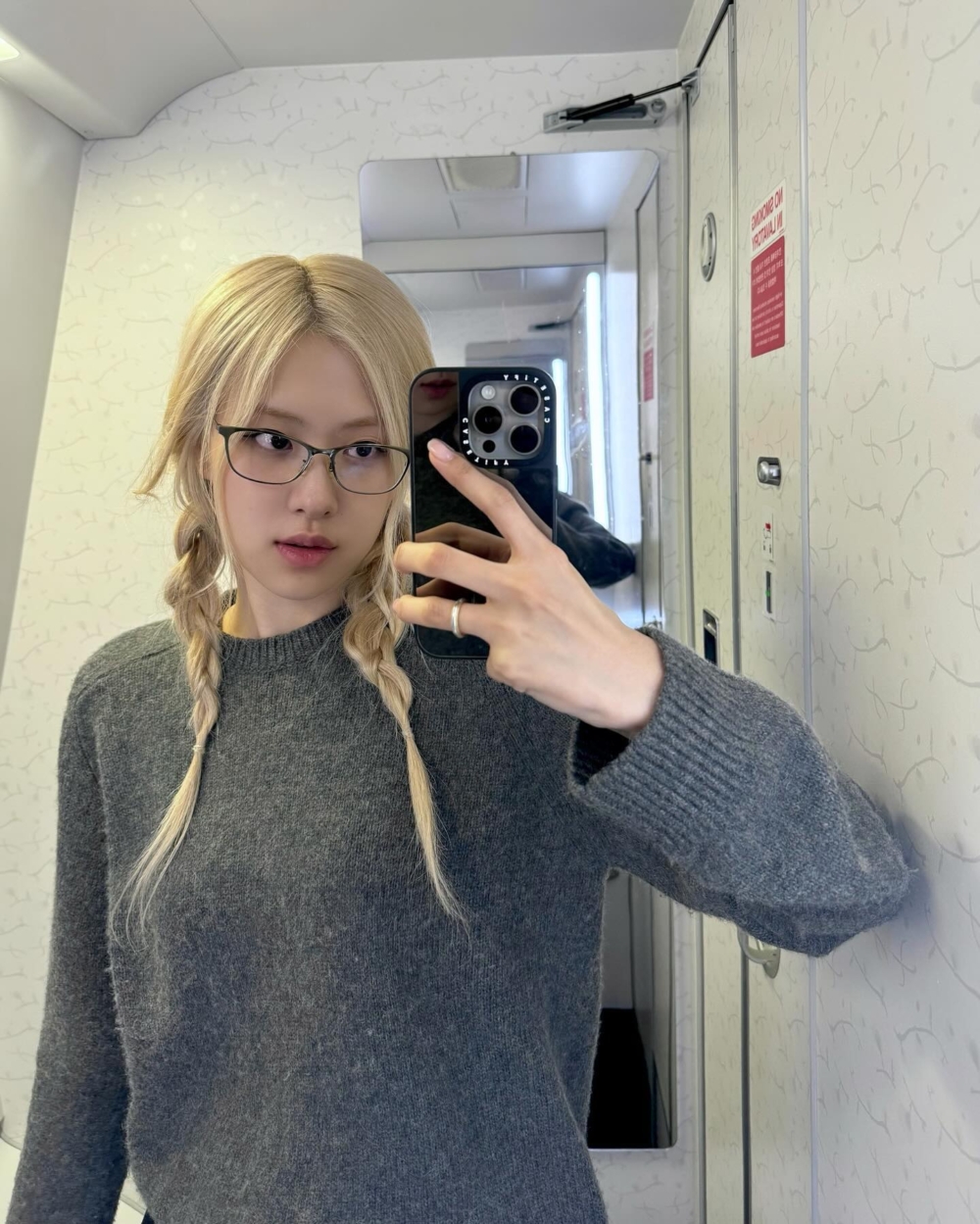 Rosé的寬鬆針織毛衣搭配細邊眼鏡休閒感十足