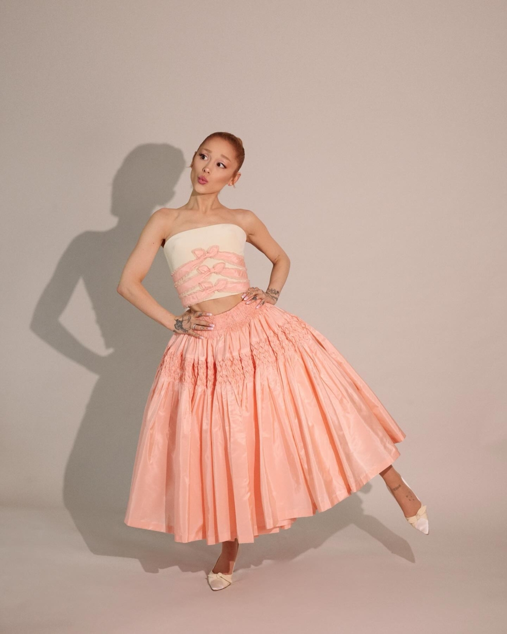 Ariana Grande 身穿美國時裝品牌Bode粉紅色和白色兩件式半身裙