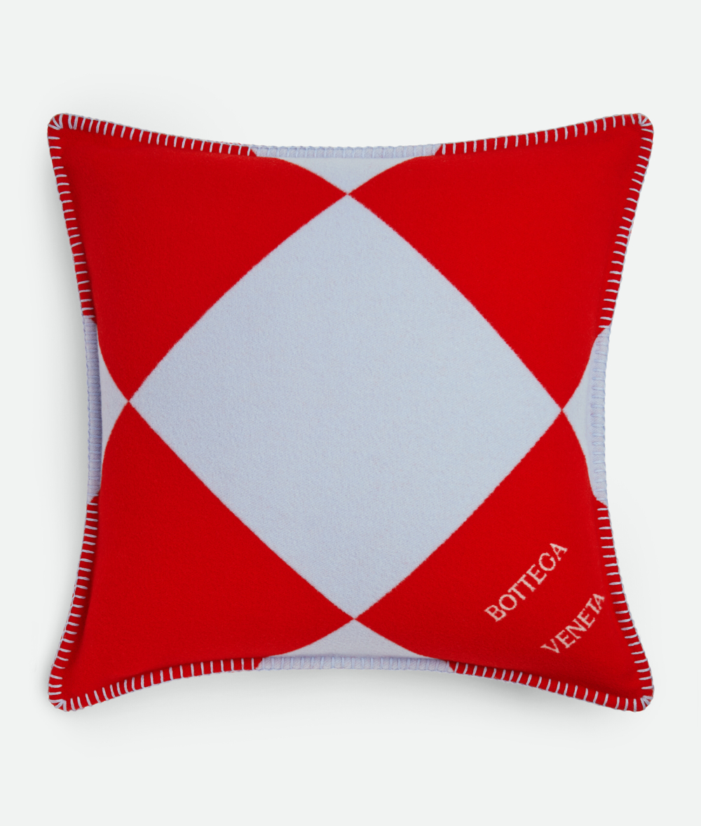 紅灰相間的羊毛格紋靠墊更活潑