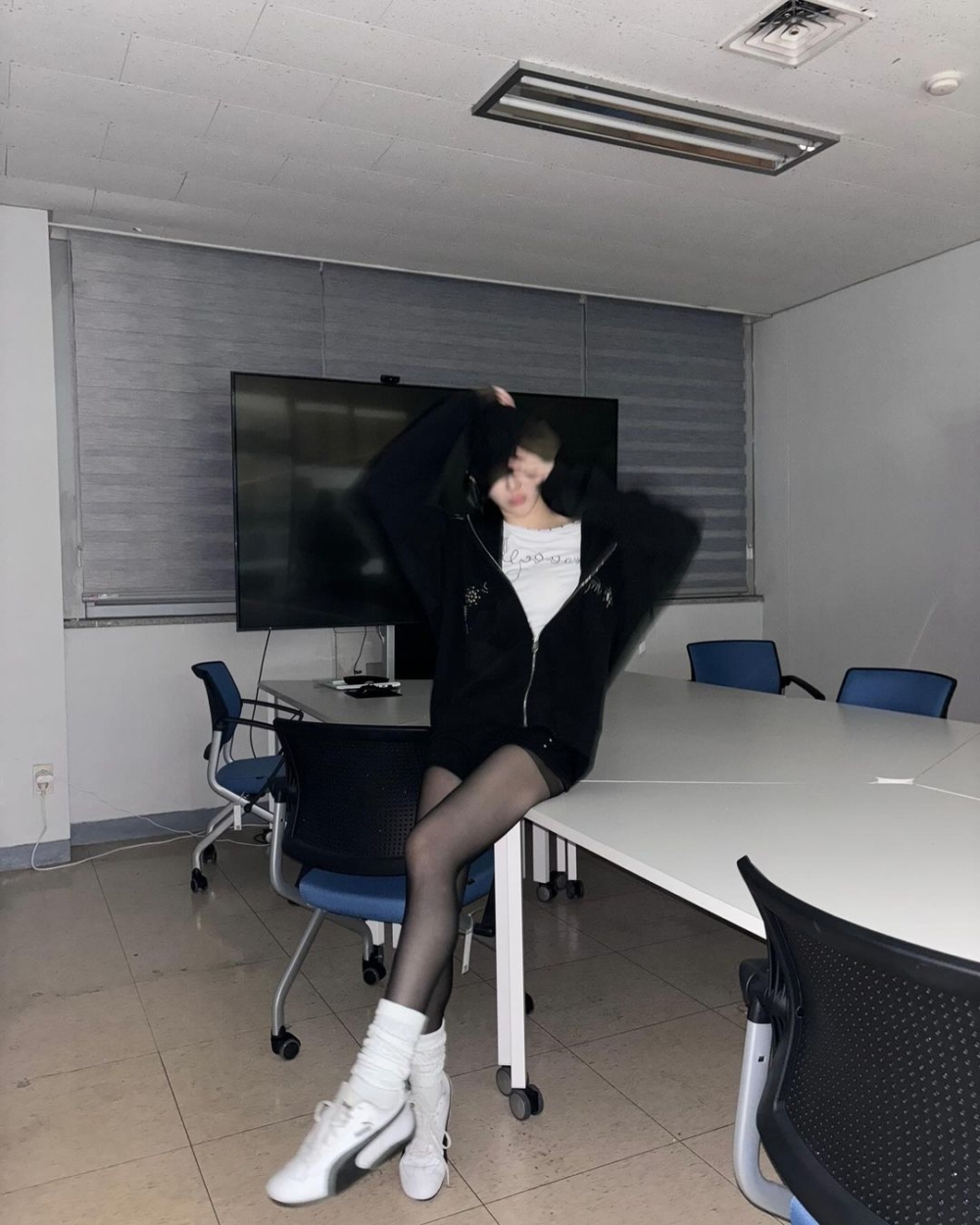 黑絲襪搭配白襪運動鞋看起來比較休閒