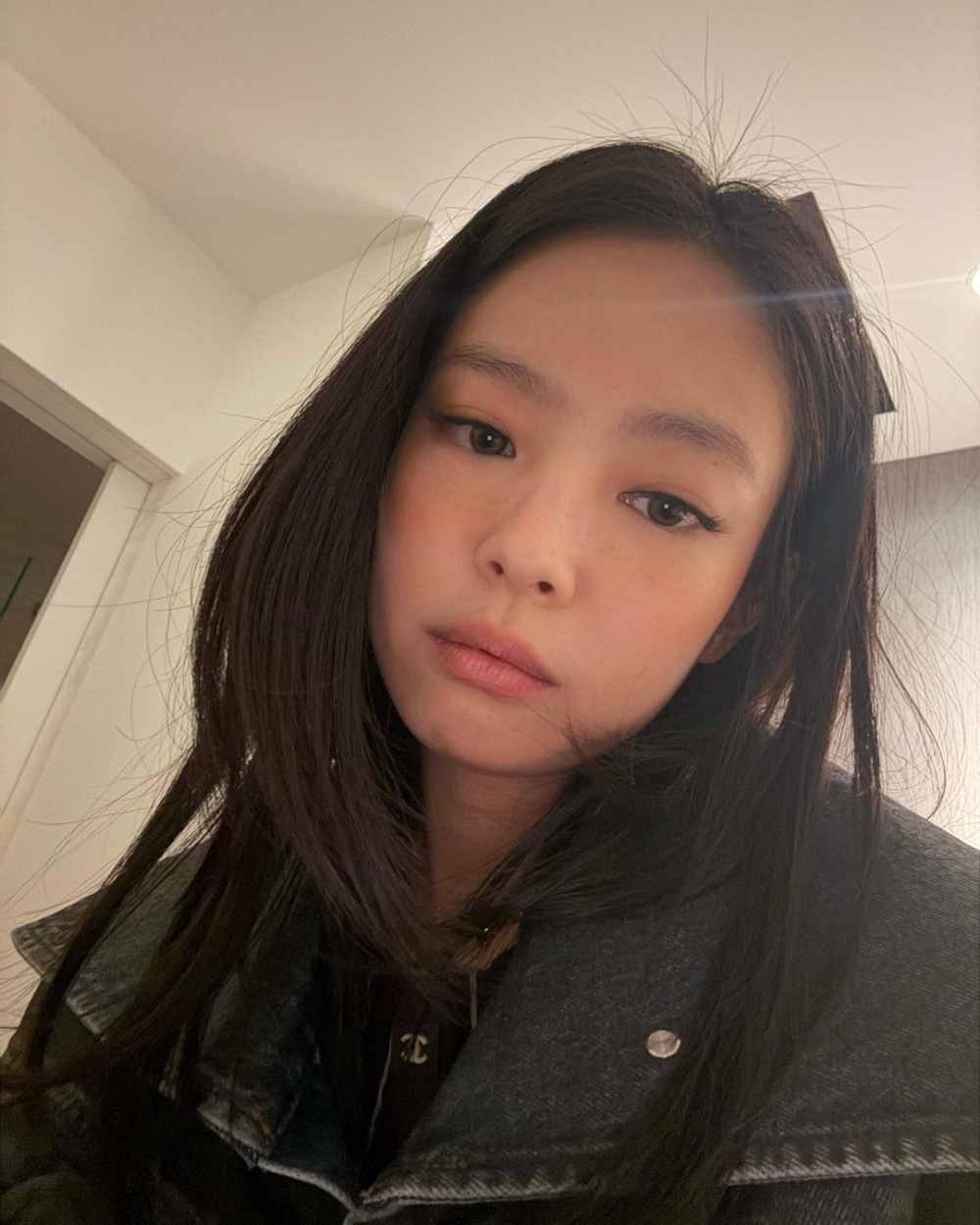 打造眼睛的深邃感,可以使用深棕色讓眼睛線條更溫和