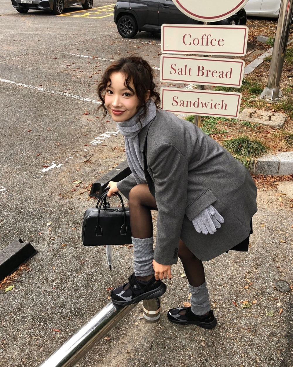 依照當天的穿搭配色，搭配同色系襪子更有整體感