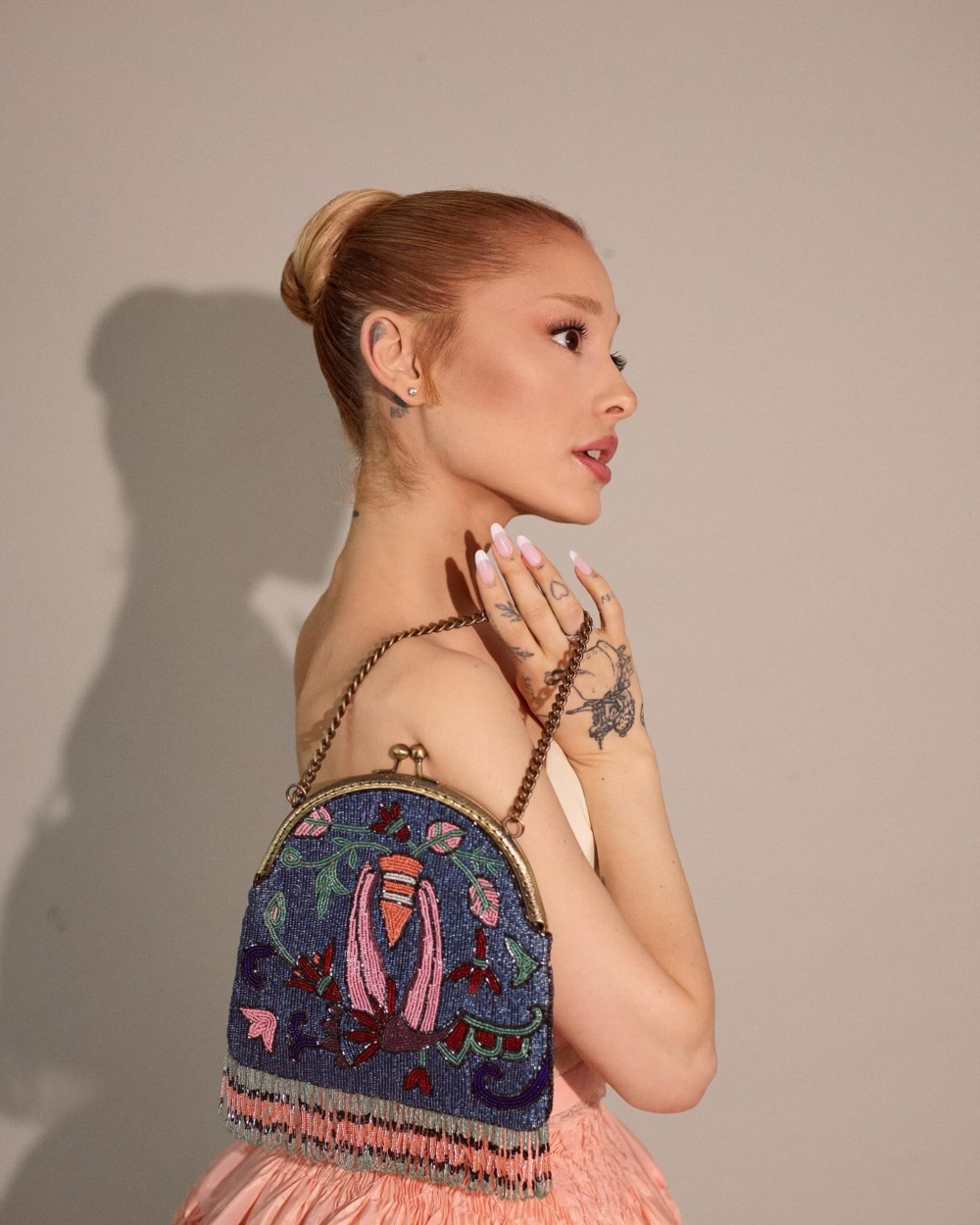 Ariana Grande 身穿美國時裝品牌Bode粉紅色和白色兩件式半身裙