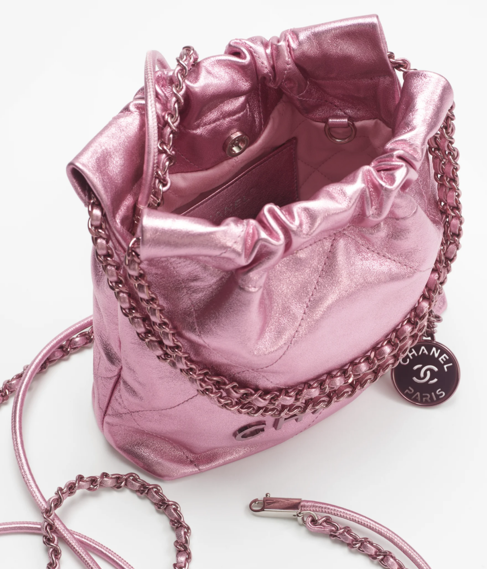 2024/25 秋冬前系列也推出CHANEL 22 Mini手袋