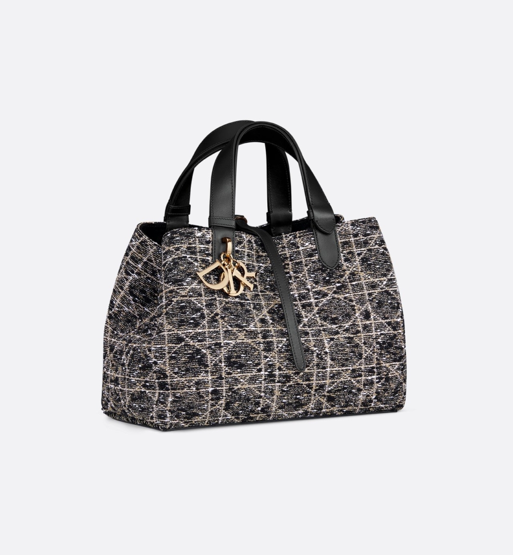 配有1個方便整理必需品的同款化妝袋。