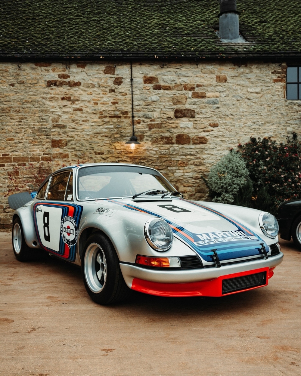 以Porsche於1973年Targa Florio大賽的獲勝賽車保時捷911 Carrera RSR配色為靈感