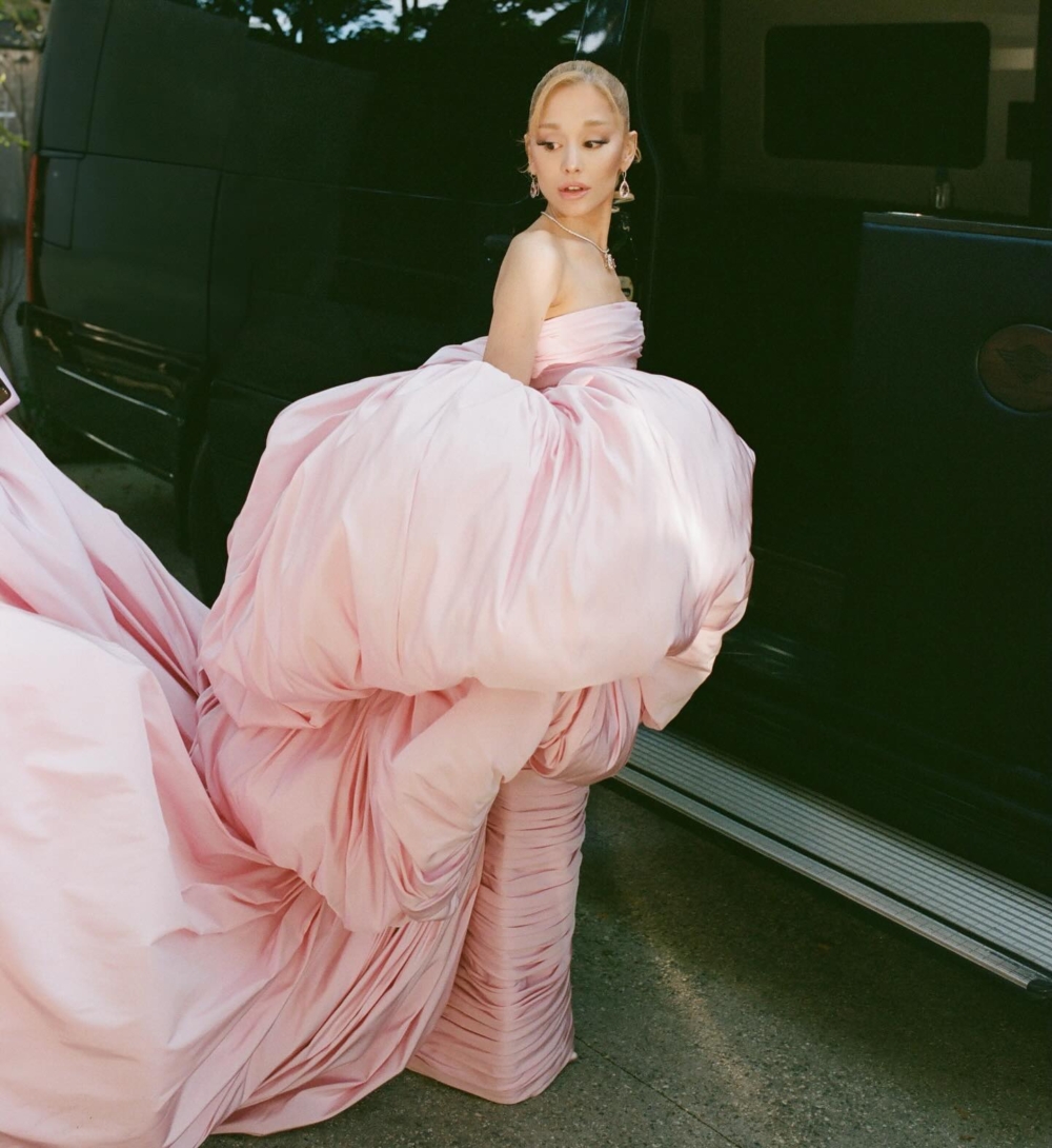 Ariana Grande一身Giambattista Valli Haute Couture訂製粉紅色無肩帶裙子