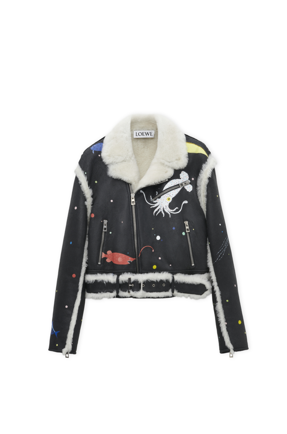 除了手袋系列，LOEWE也推出了華麗的服飾與鞋款