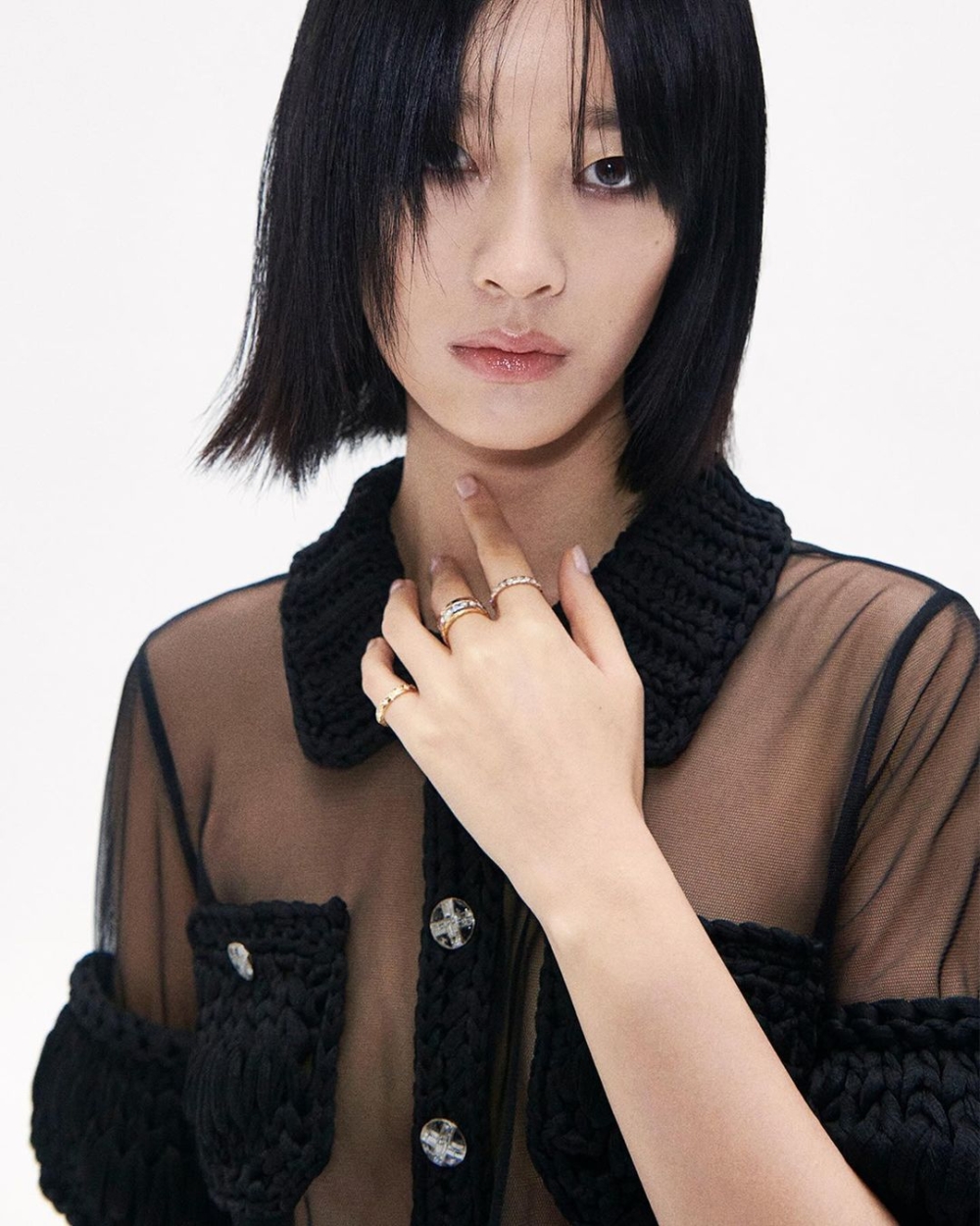 COCO CRUSH 金色、白金、BEIGE米色金戒指交織在指間,營造無法復刻的帥氣風格。