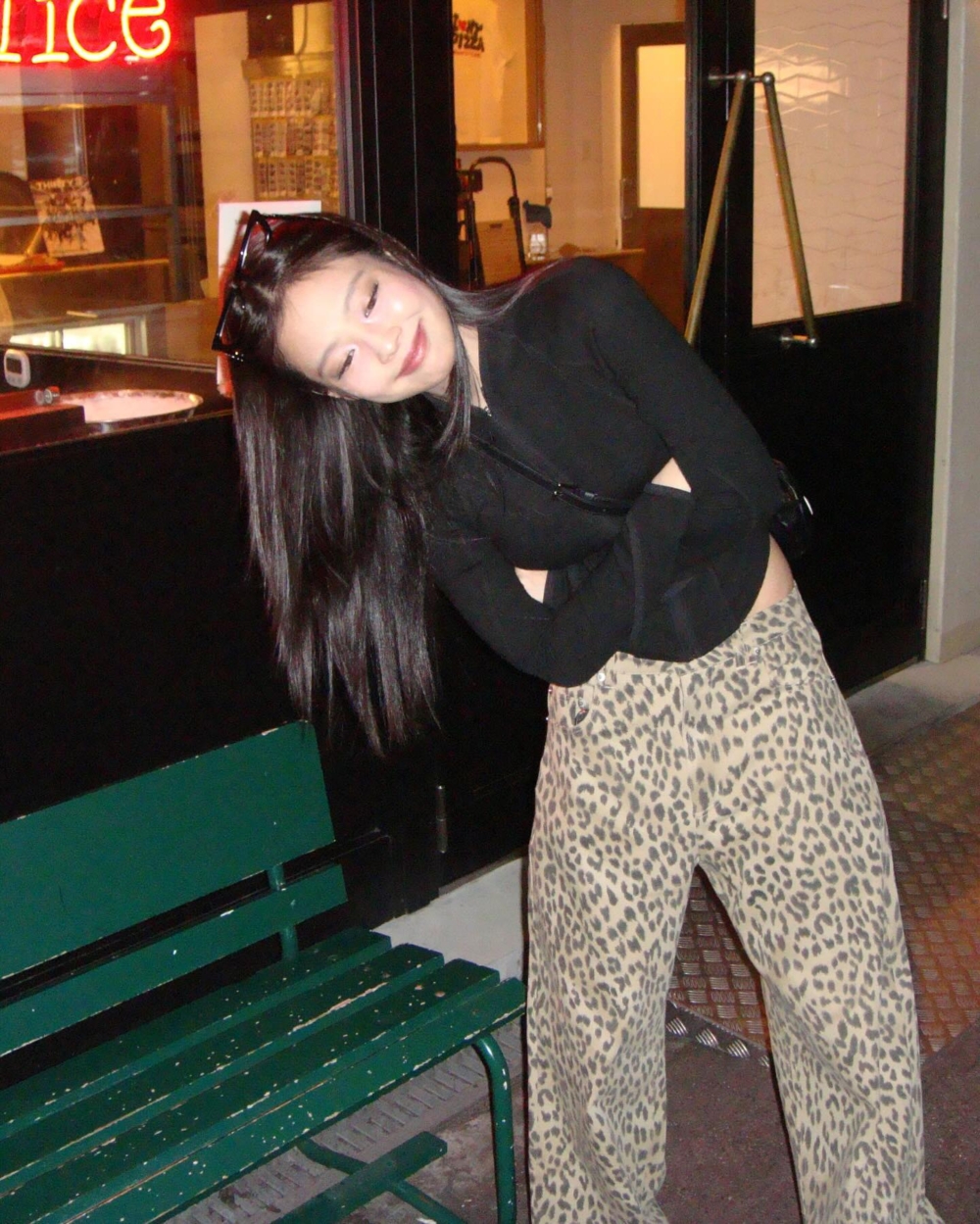 Jennie在Pizza店門口拍了許多照片