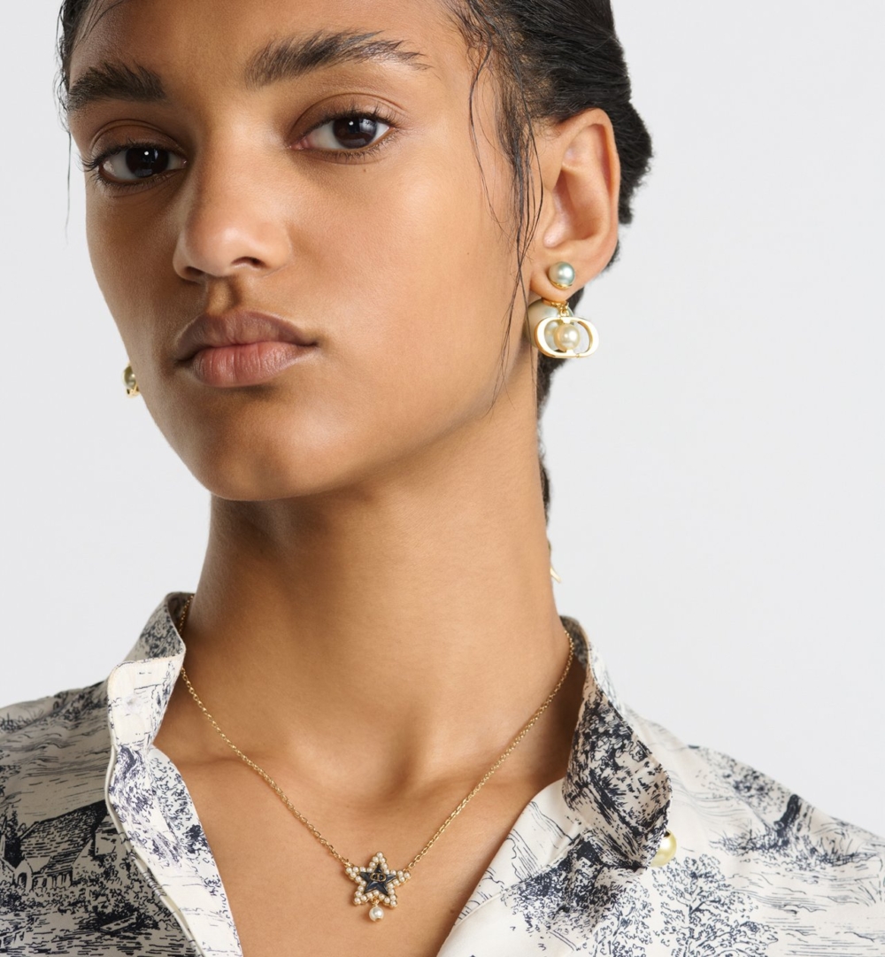 模特兒演繹Petit CD Lucky Baroque Necklace。