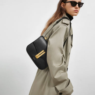 The Vancouver則是將箭頭風格的雙桿鎖與柔軟的圓形邊緣相結合