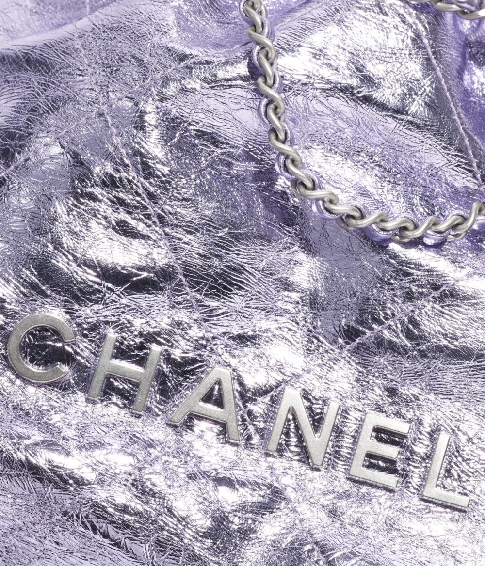 CHANEL 22 Mini手袋的金屬色設計個性十足