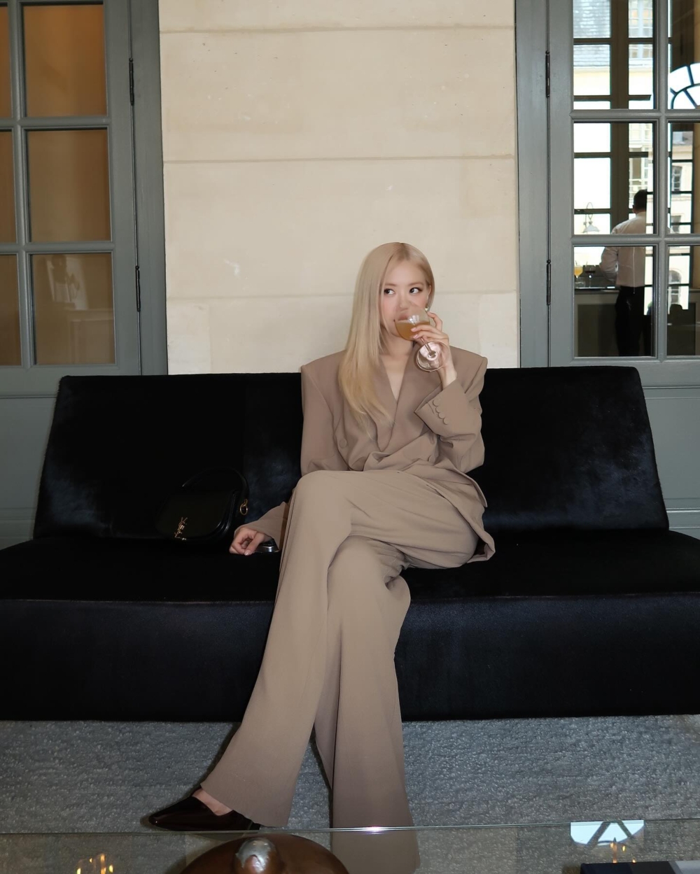 Rosé以駝色西裝套裝搭配尖頭鞋,柔軟的西裝料更顯女人味十足