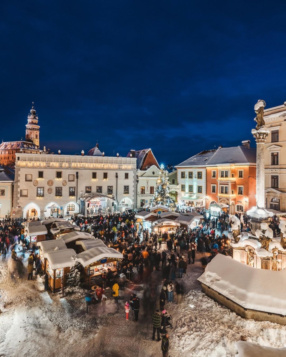 在聖誕節期間,小鎮充滿溫馨的節日氛圍,燈飾點亮了橙色屋頂和古老城堡