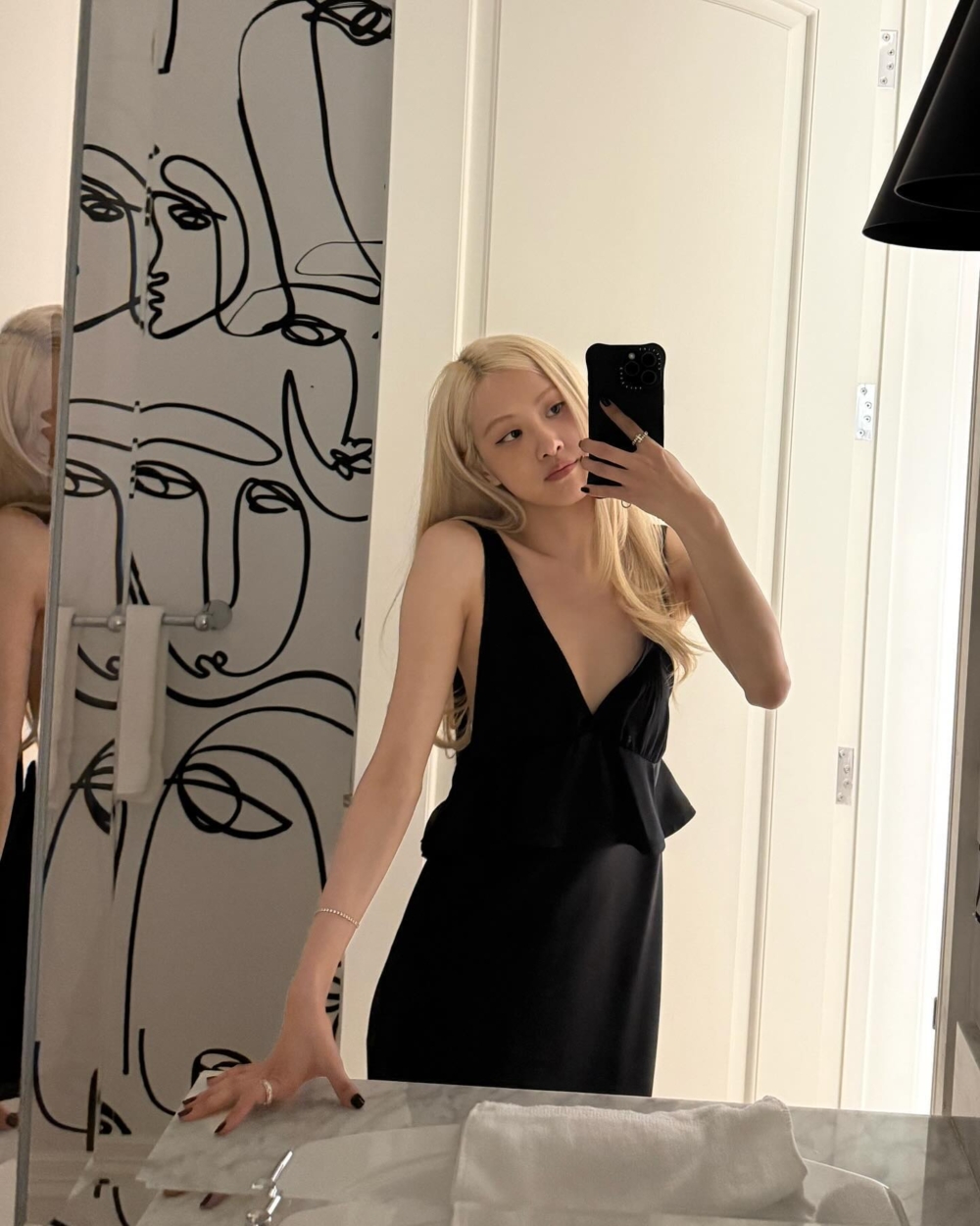 經典小黑裙是Party最不容易出錯的造型