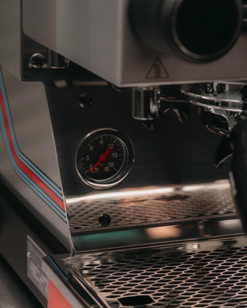 壓力控制面板也充滿濃厚賽車風格