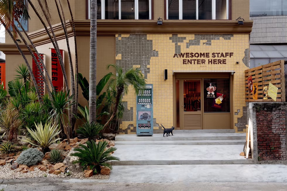 整棟復古奶油鵝黃色的外觀。