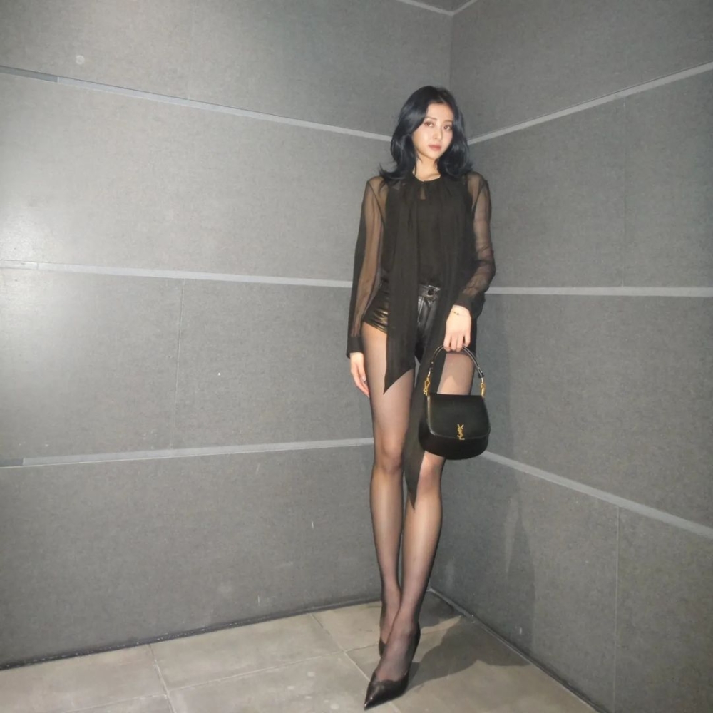 全黑造型也很俐落