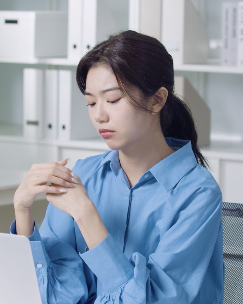 nivea小藍罐狀況劇Part.1→國民OL工作日常,長時間處於冷氣房?NIVEA小藍罐立刻鎖水修護,讓上班族也能擁有水嫩雙手!