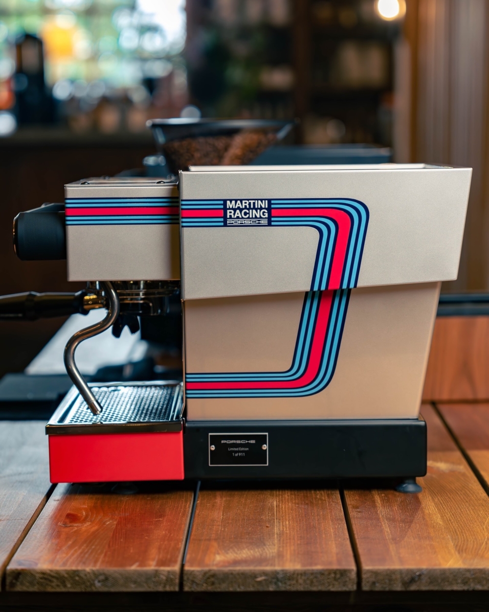 更搶眼的Martini Racing賽車彩條修飾版本