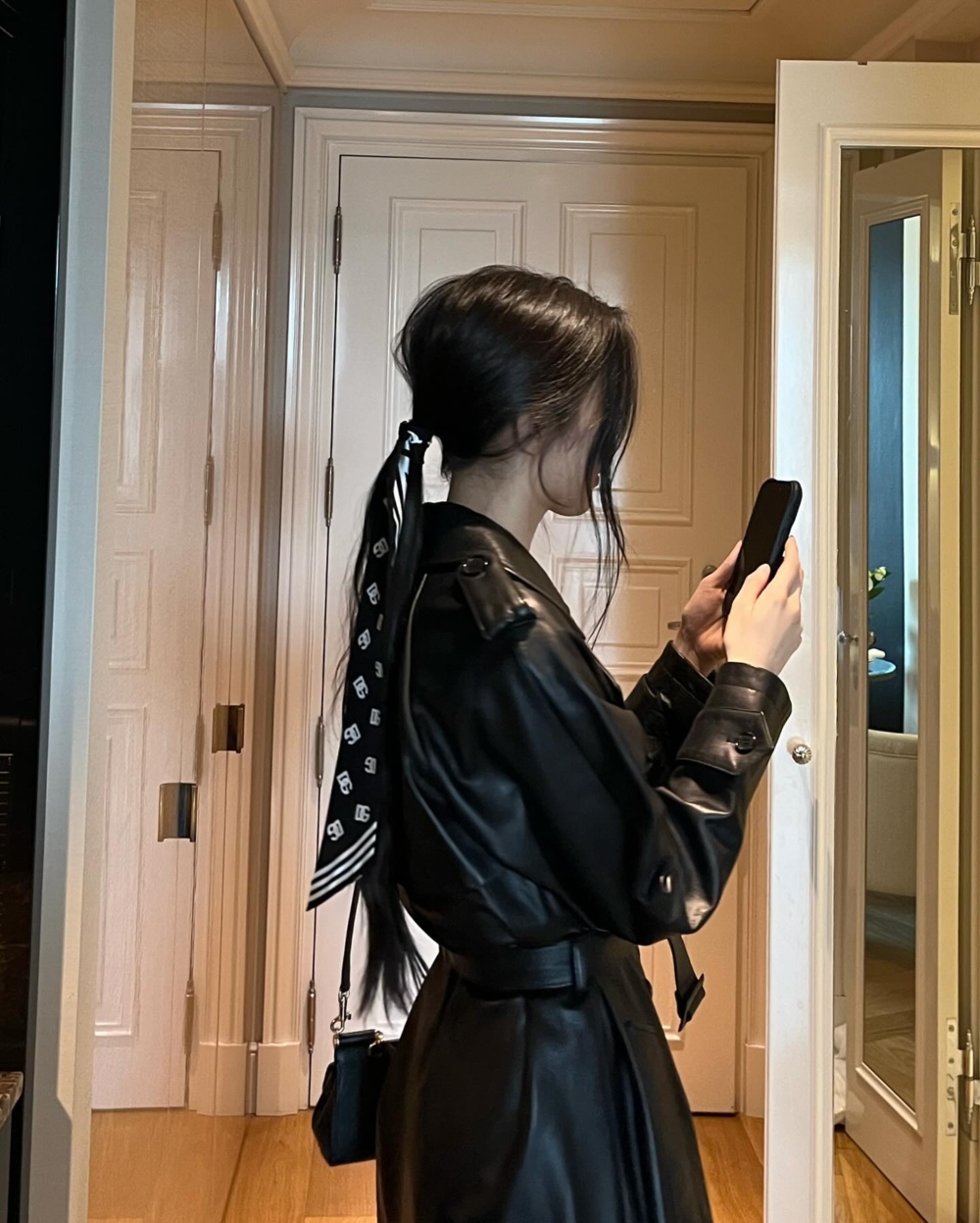 跟著頭髮垂落溫柔又時髦