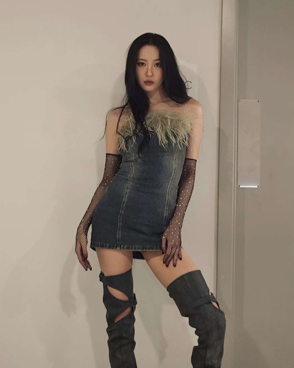 選擇靴筒貼合腿部的款式能夠增強修長感