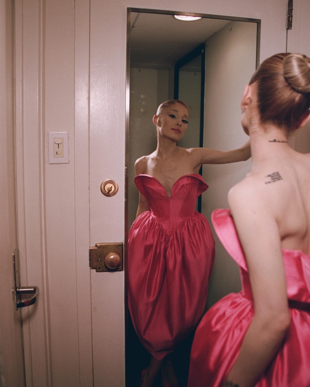 Ariana Grande穿著復古 Thierry Mugler 無肩帶緞面連身裙