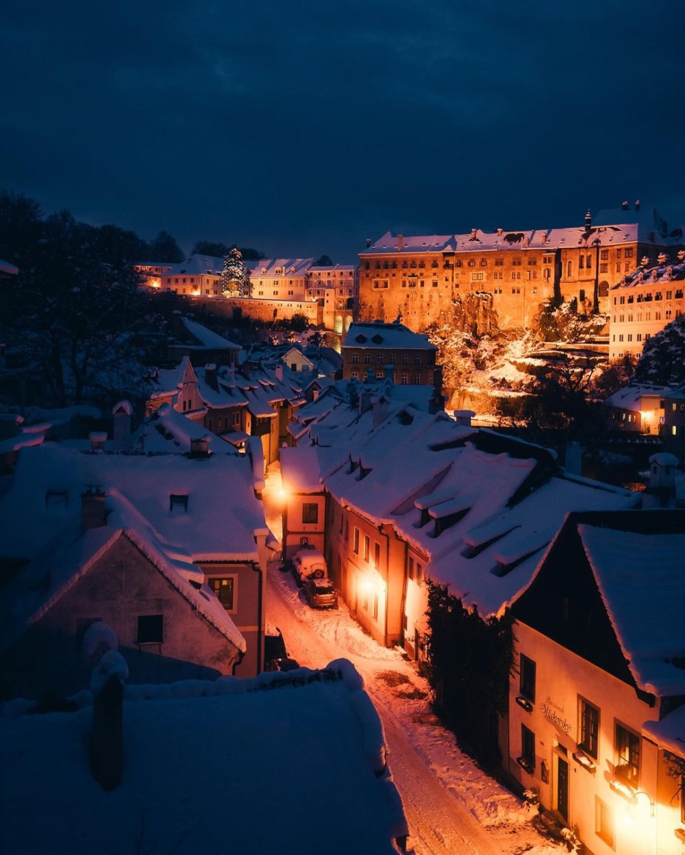 Český Krumlov的舊城區是一片石板街道、橙色屋頂與彩繪建築的迷人組合