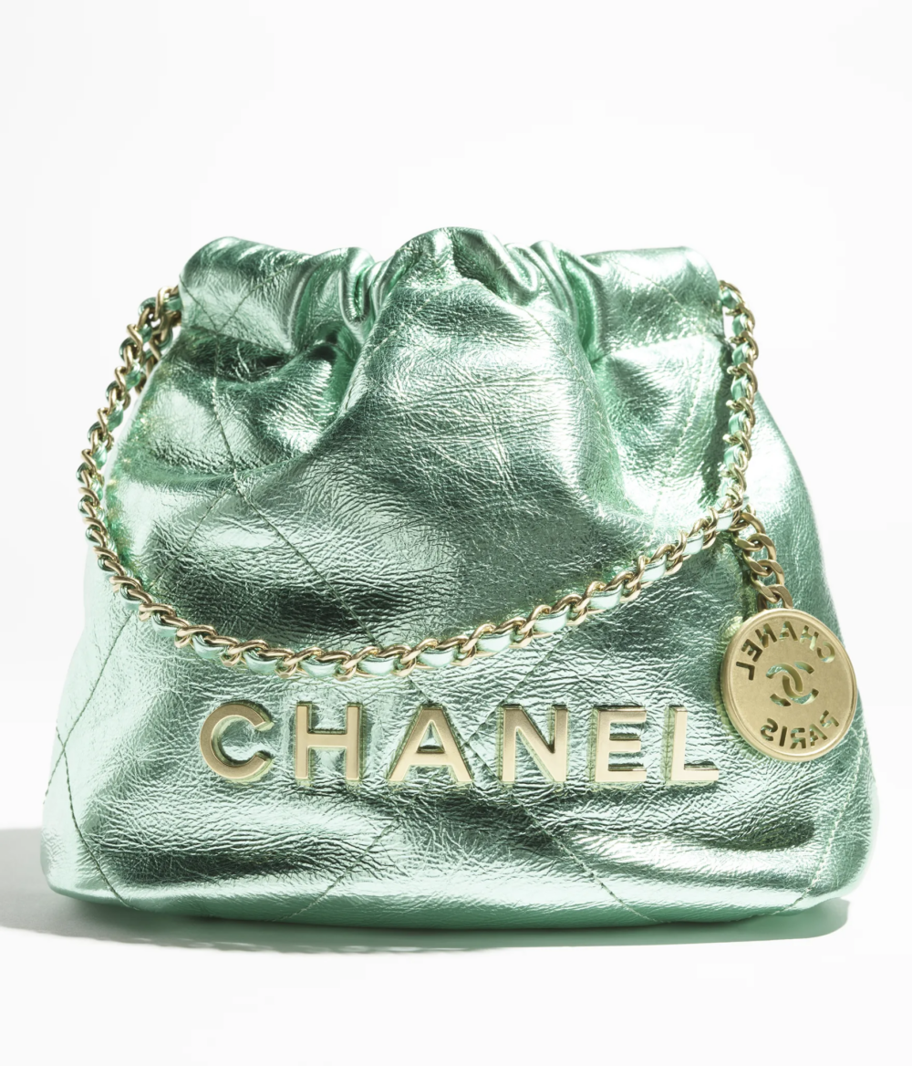 這款手袋選用小牛皮材質