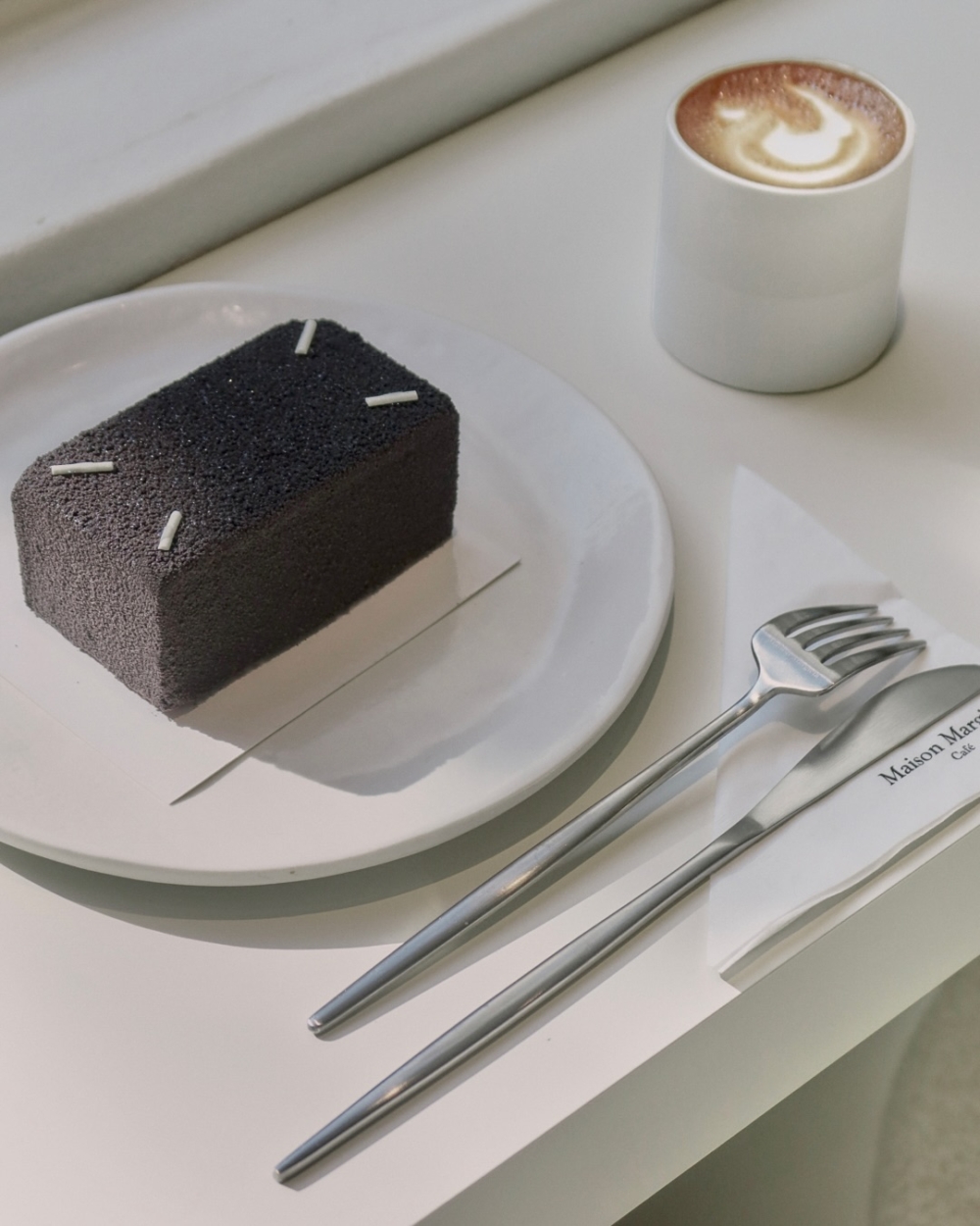 餐點也帶有Maison Margiela的元素