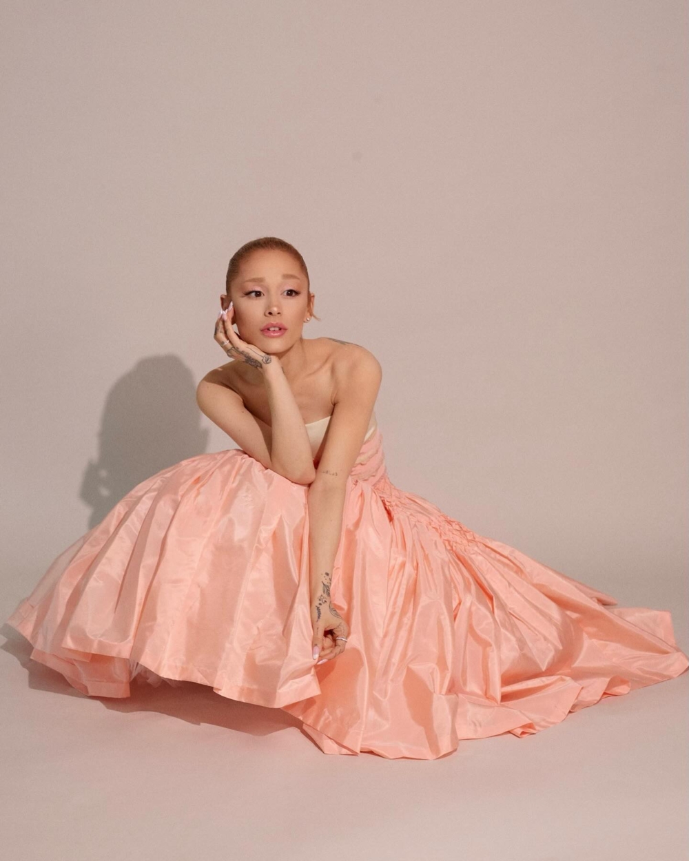 Ariana Grande 身穿美國時裝品牌Bode粉紅色和白色兩件式半身裙