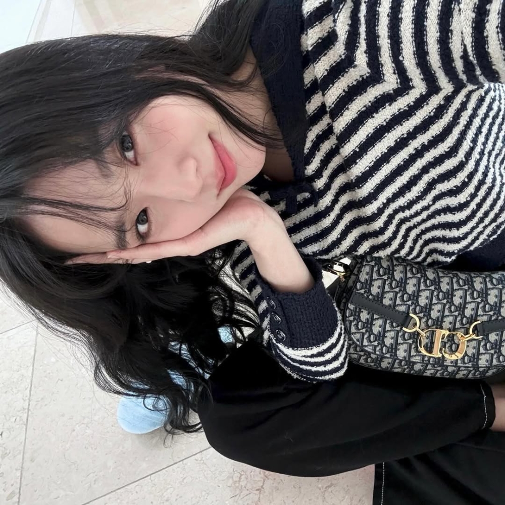 選擇潤色護唇膏或啞光唇釉,讓唇色自然紅潤但不張揚