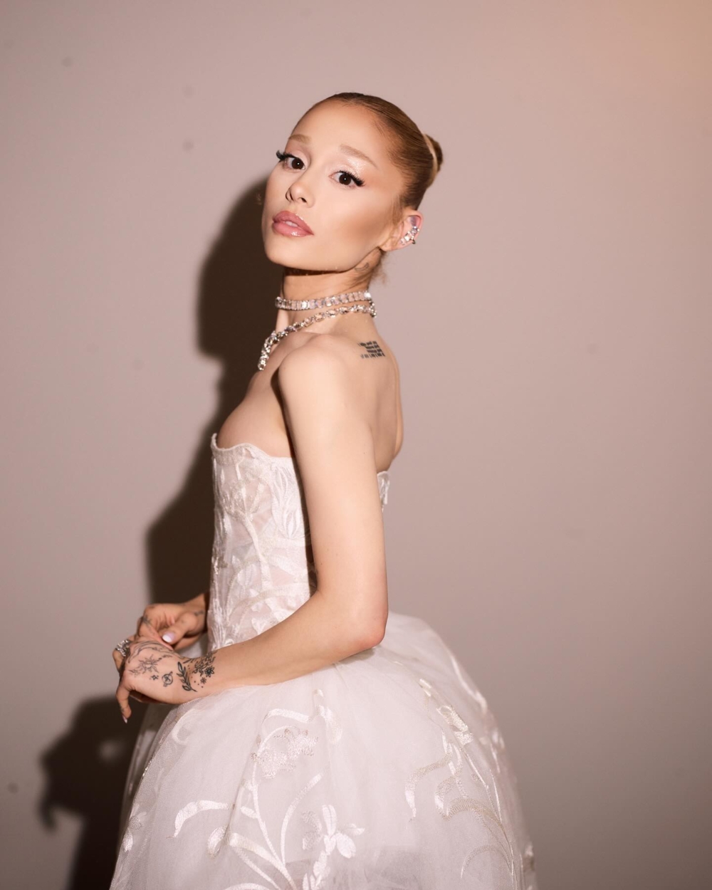 ArianaGrande穿著Vivienne Westwood 2024 年高級訂製服系列新娘禮服