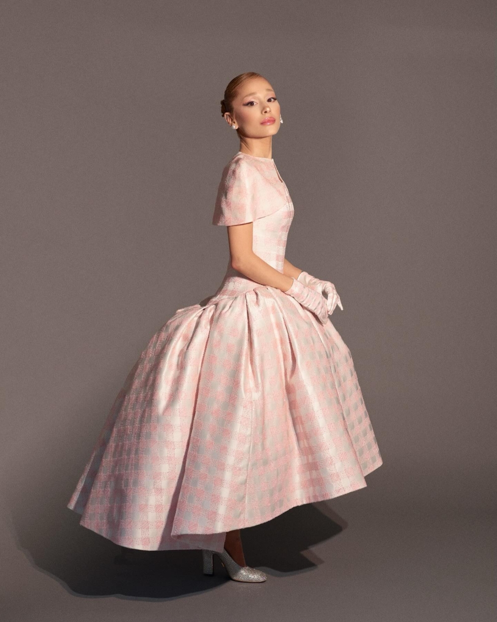 穿上Thom Browne定製粉色連身裙