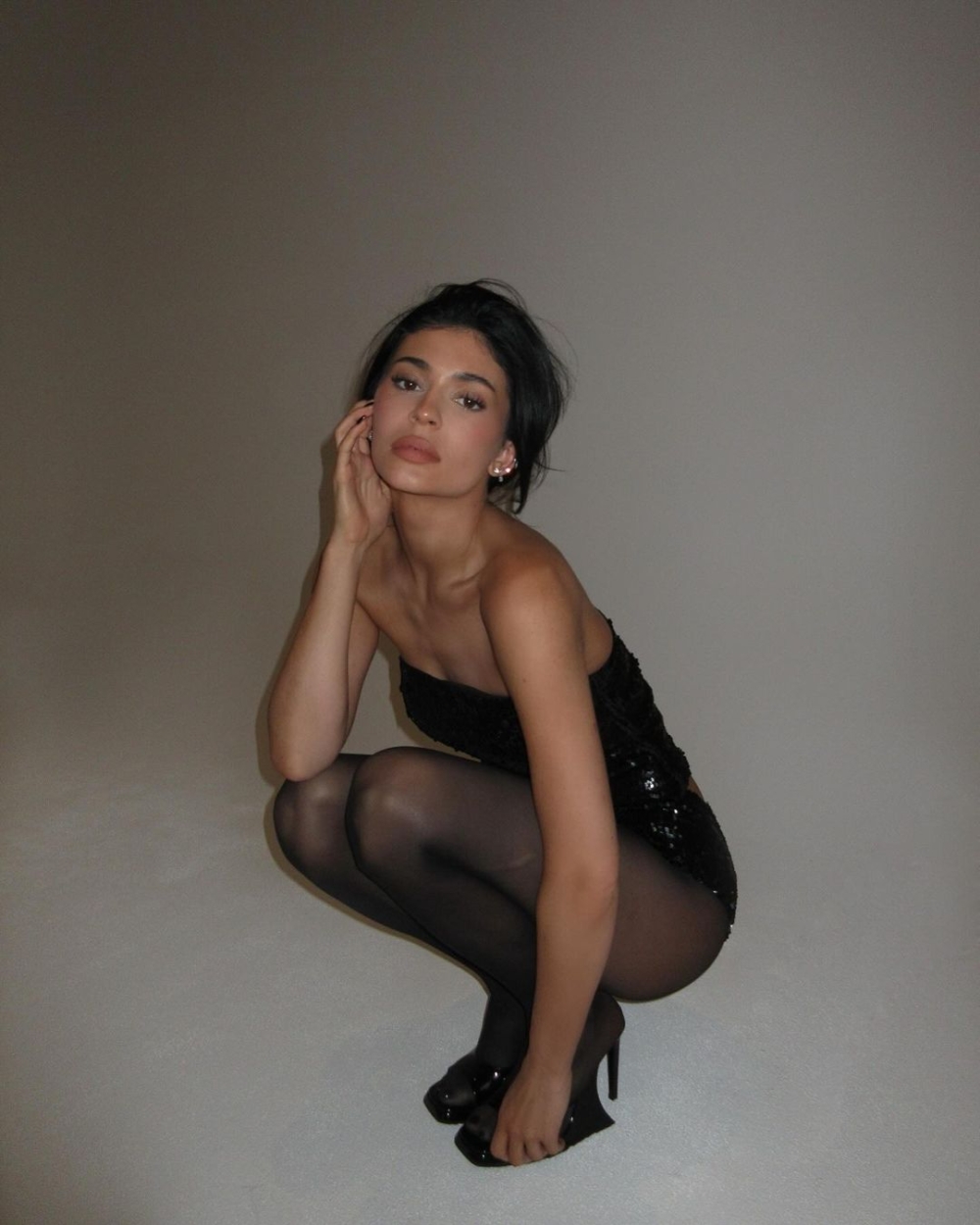 高跟鞋配黑絲襪非常經典