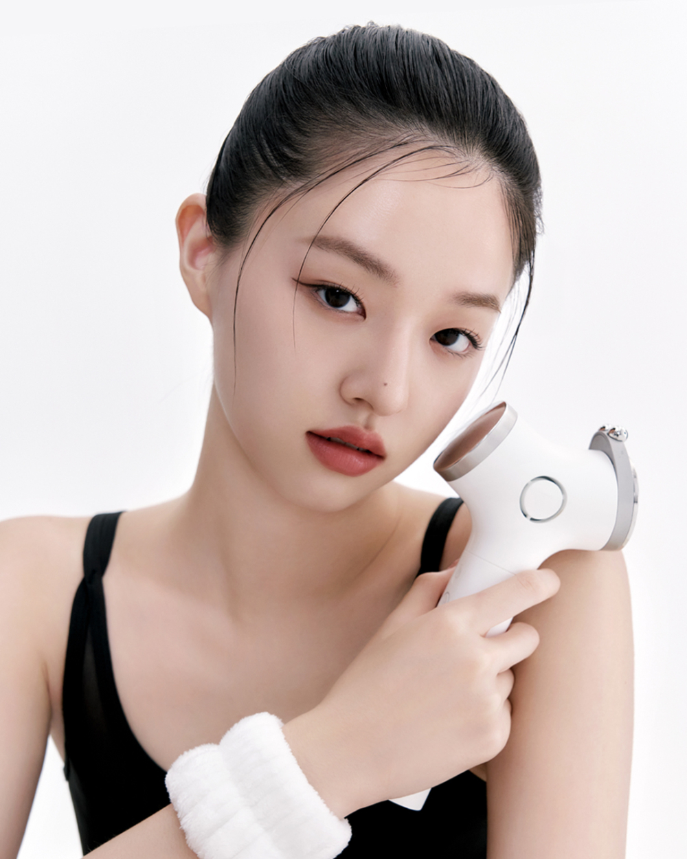 5合1多功能提升緊緻度及雕塑臉部輪廓,方便你隨時修護皮膚彈性