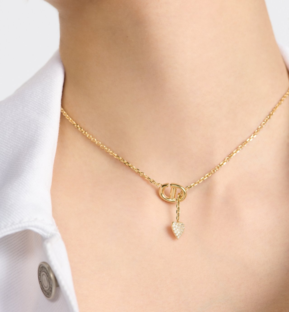 模特兒佩戴CD Navy Necklace。