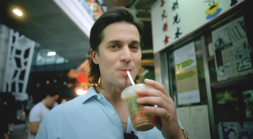 Lucas Bravo喝了凍奶茶