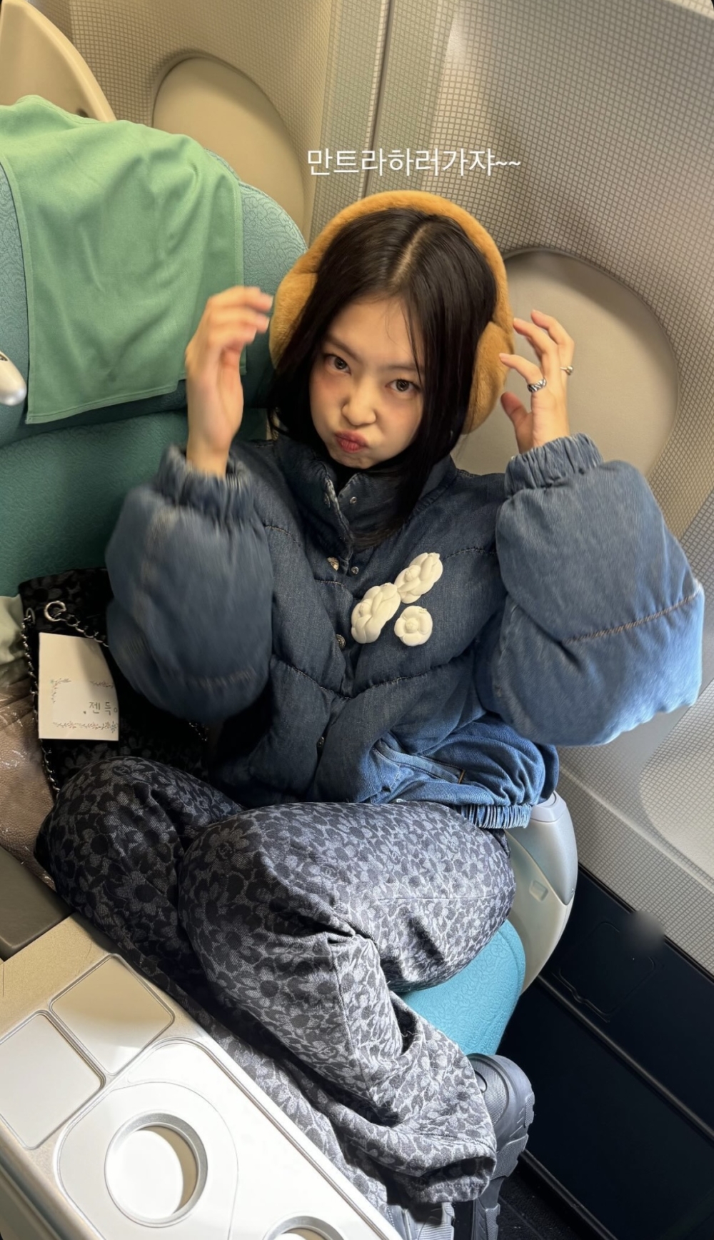 在飛機上也戴著這個溫暖耳罩
