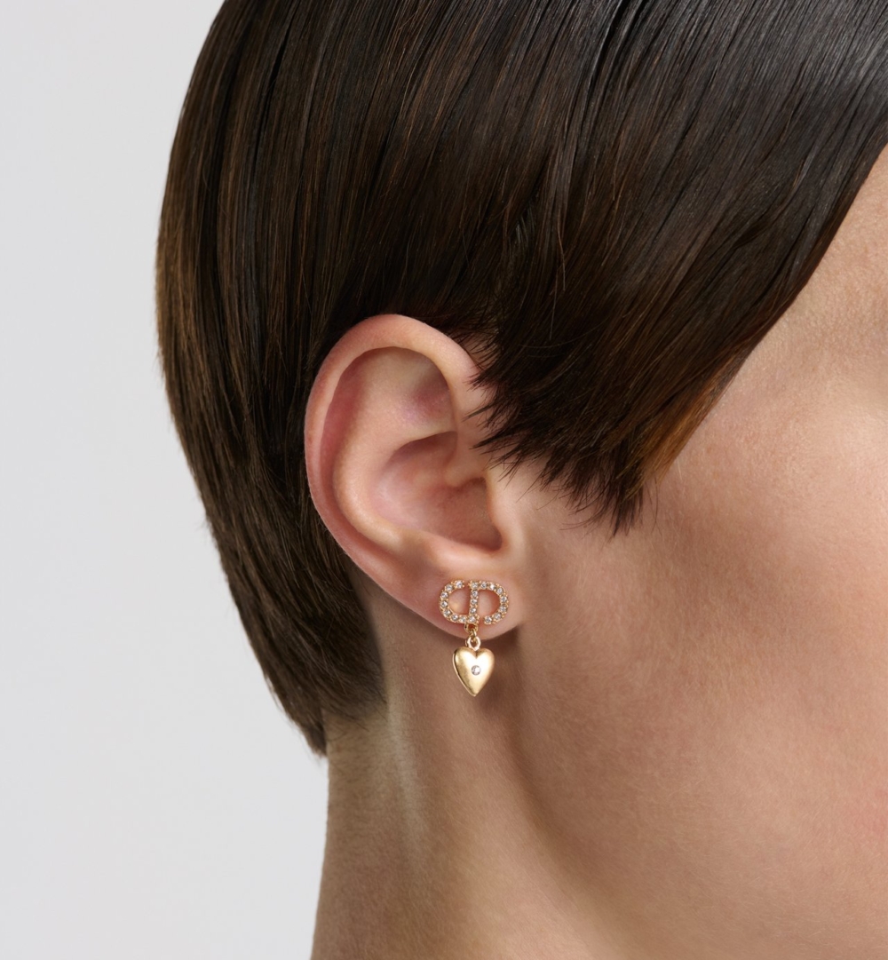 模特兒佩戴Petit CD Lucky Charms Earrings。