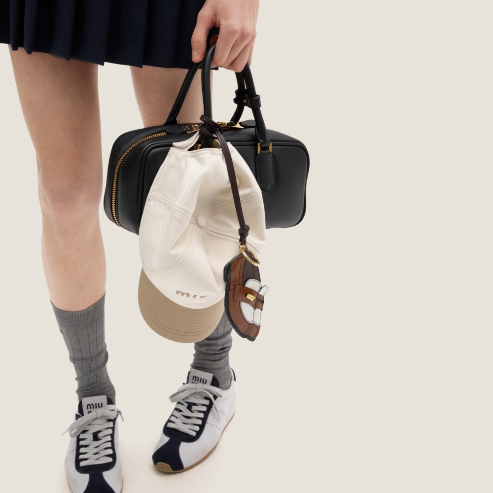 手袋掛上可愛的掛飾展現活力繽紛的氣息。