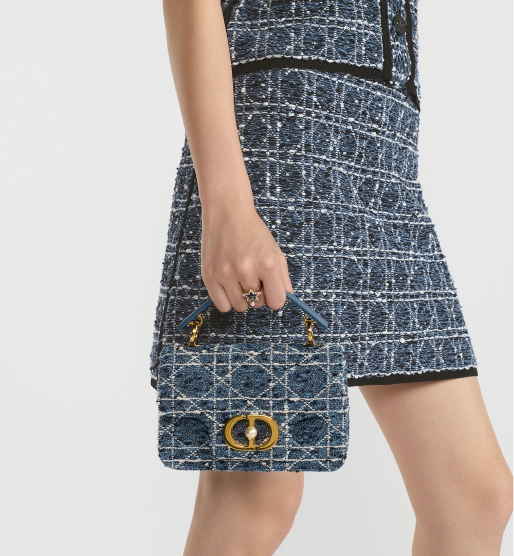 這款迷你手袋配備可拆卸的頂部手柄。