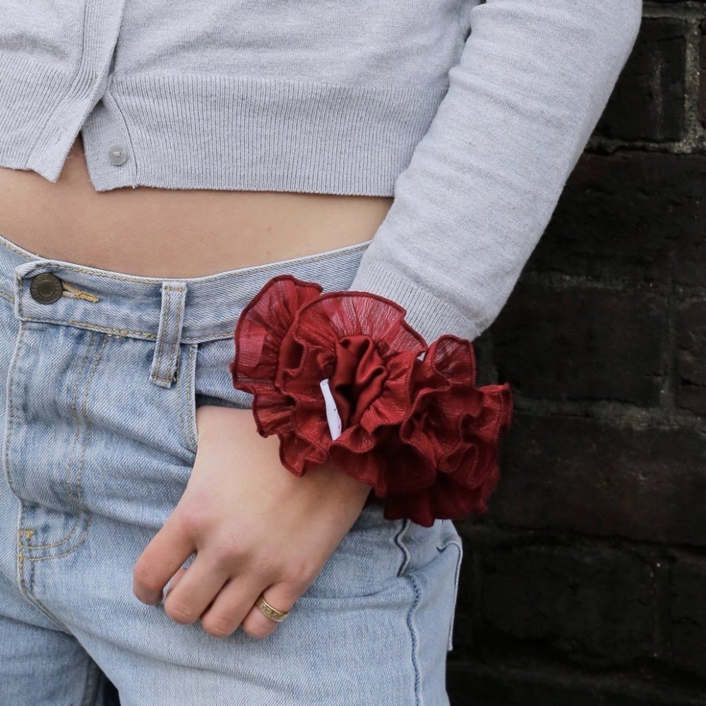 不用的時候套在手腕上還能當作裝飾