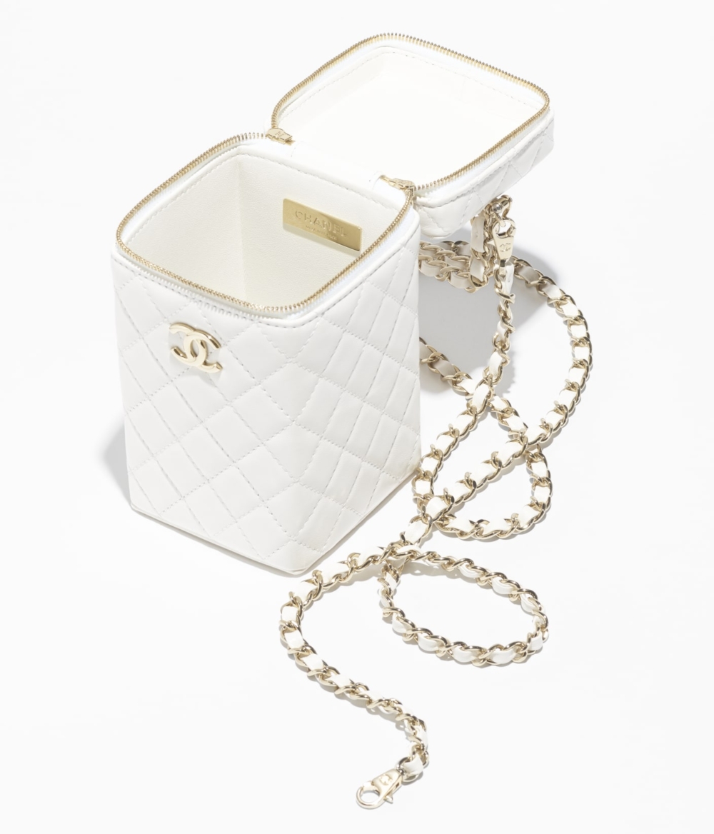 長方形的設計搭載上雙C Logo元素。