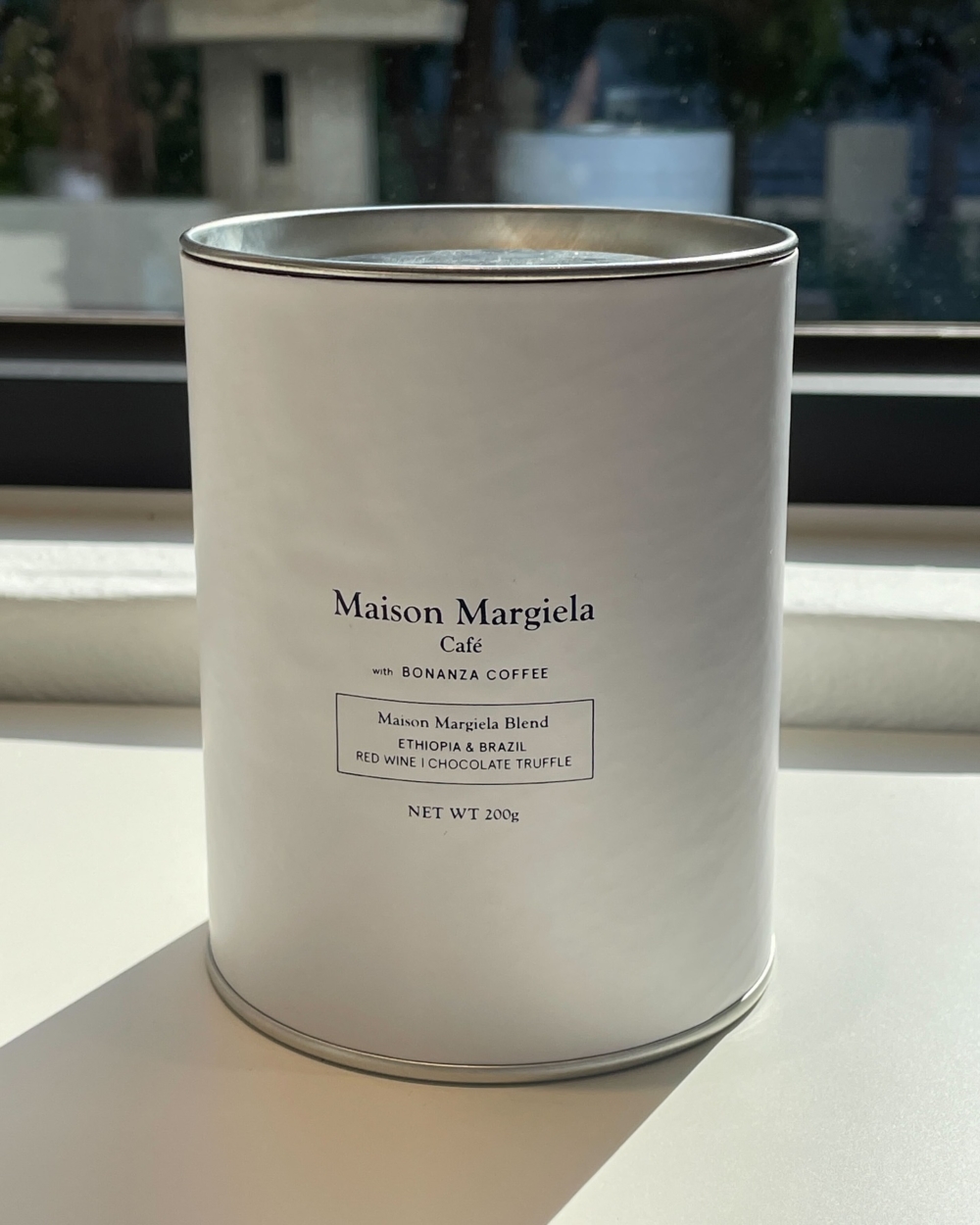 Maison Margiela Café店內採用黑白極簡設計