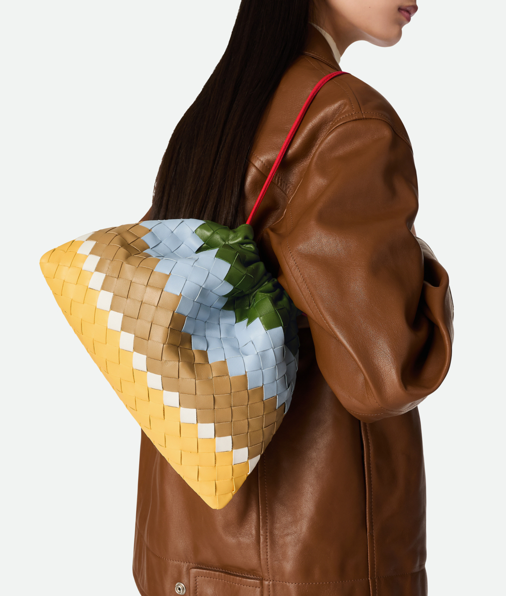 點睛之筆的紅色抽繩肩帶,亮眼設計為手袋多了特別之處