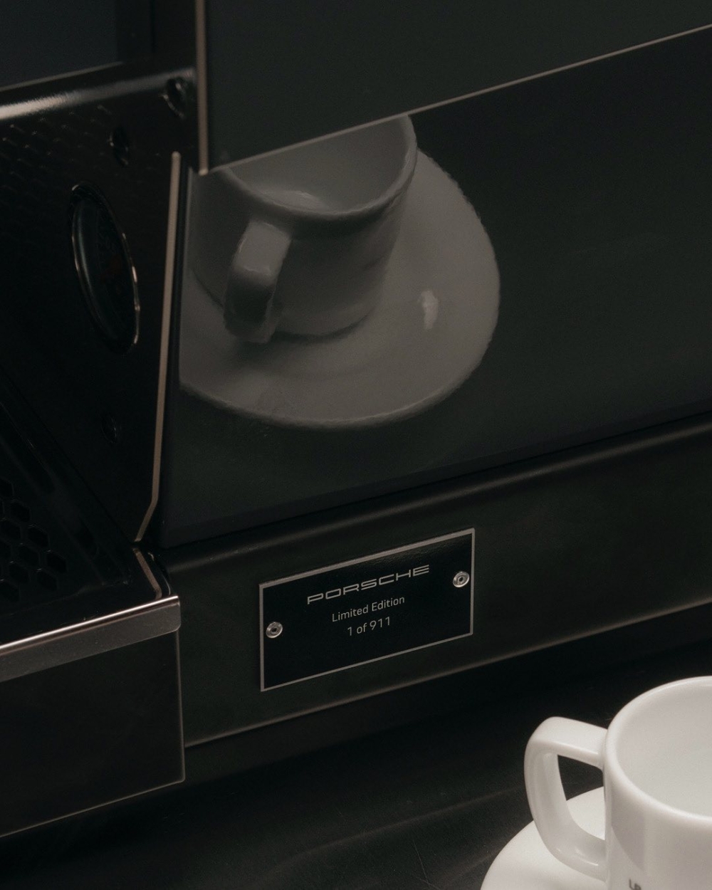 咖啡機雙鍋爐、整合組頭和精確的PID控制,採用獨立的蒸汽鍋爐和咖啡鍋爐確保溫度穩定